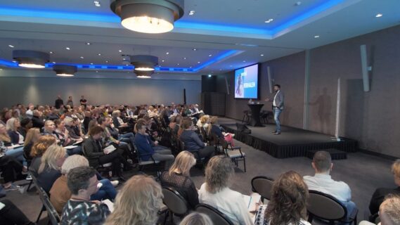 een zaal met mensen