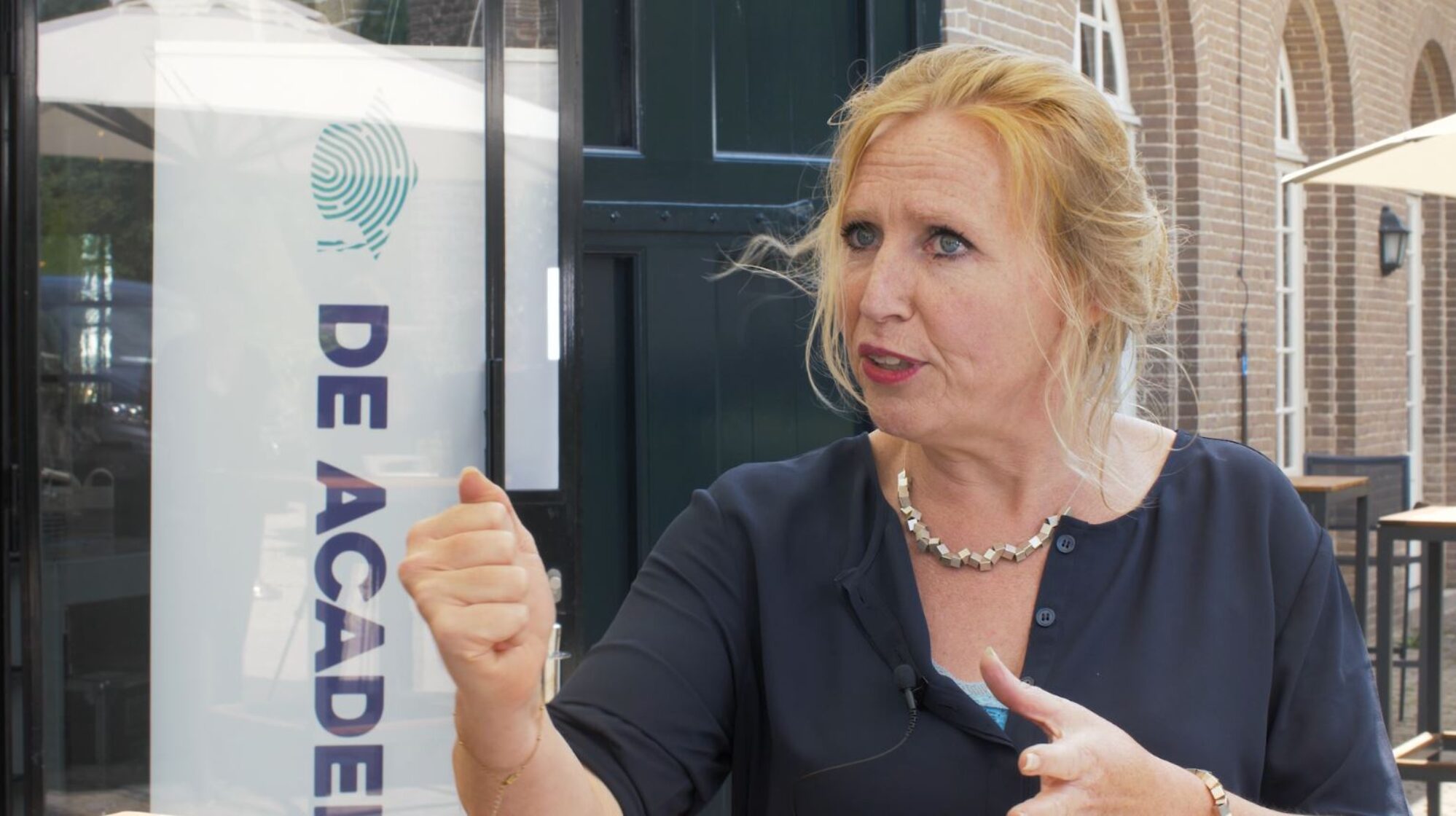 Frouke Weidema wordt geïnterviewd