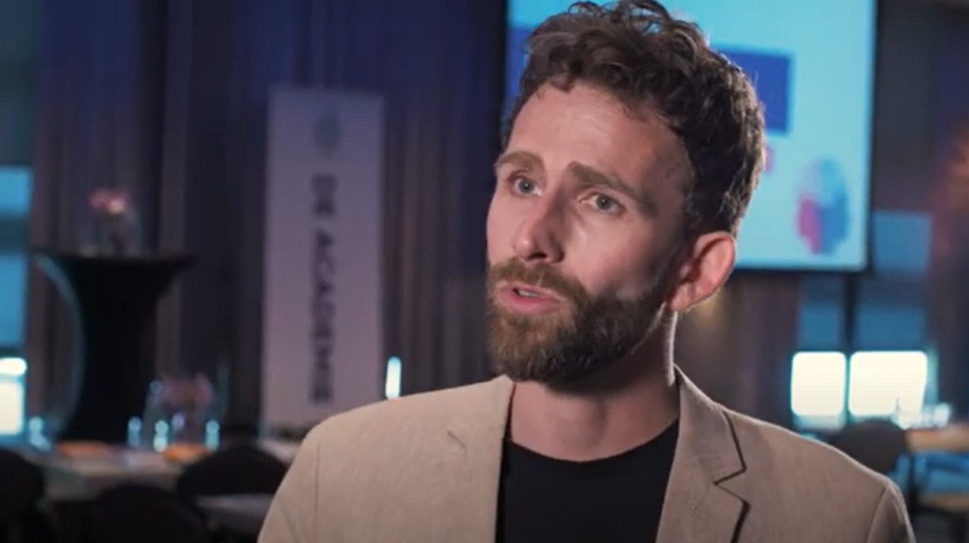 Jeroen Siebelt wordt geïnterviewd