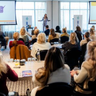 Joanne _ Academie _ Valk Houten
